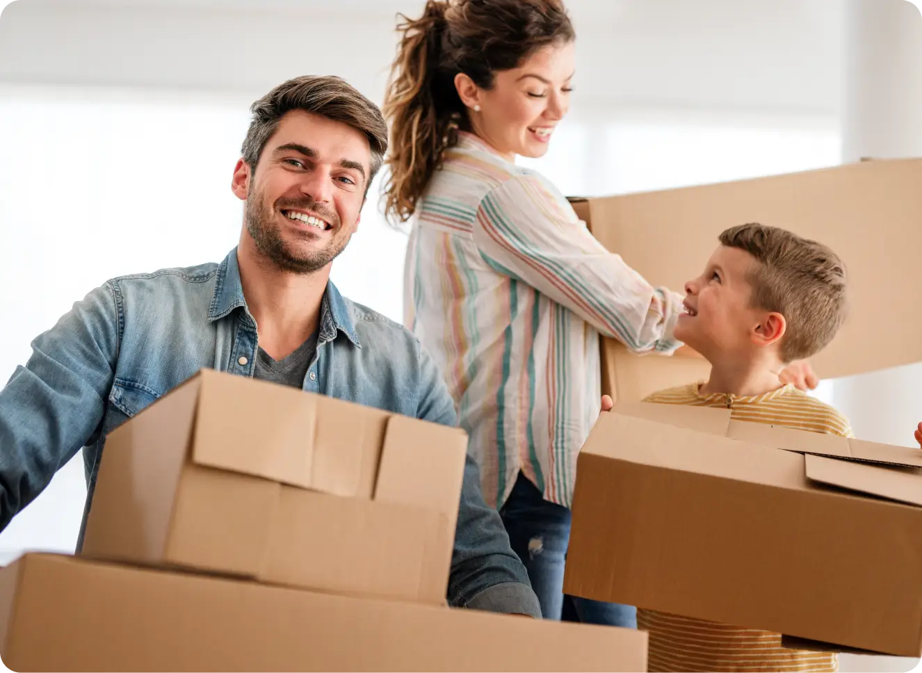 Una familia abriendo cajas de una mudanza